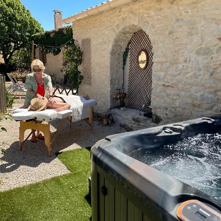 Guest house Domaine La Lauren Avec Piscine Chauffee Et Jacuzzi